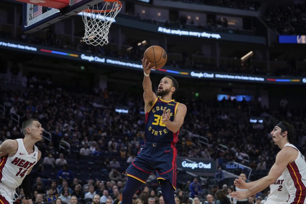 球队中场更 球队中场更